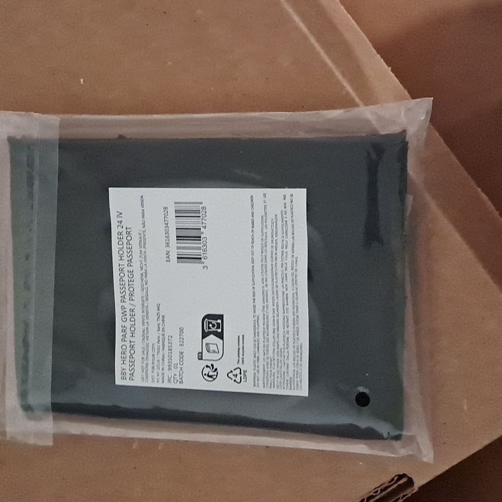 NWT NIB Burberry Passport Holder - Picture 4 of 4